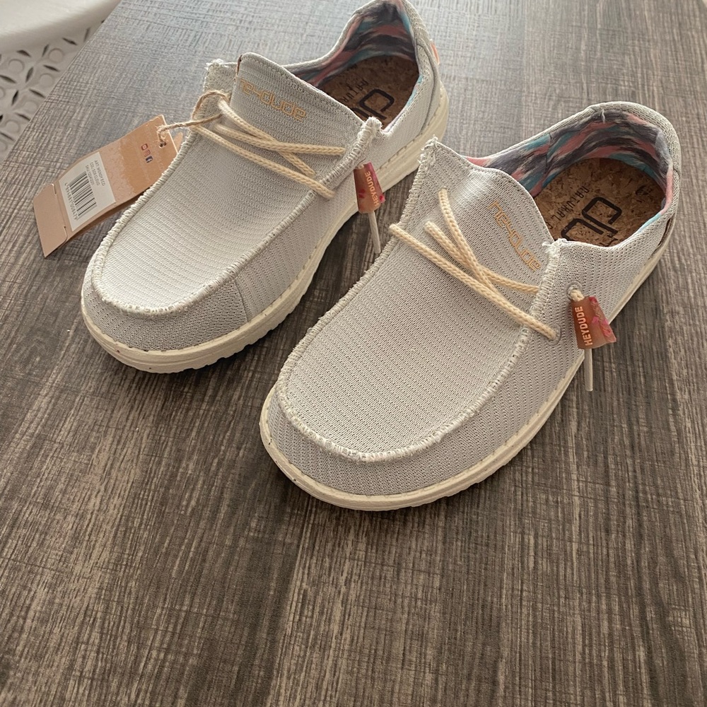 Hey dude Wendy size 6